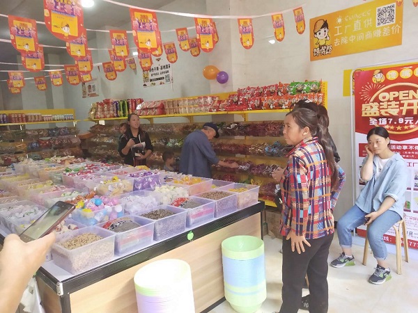 女生適合開的三種店：零食加盟店、甜品店?、鮮花店?